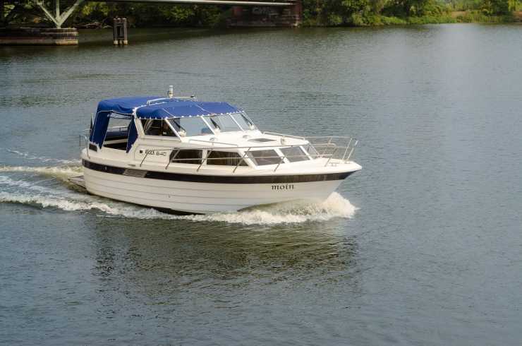 Houseboat Moin at full speed with rain cover or sun protection