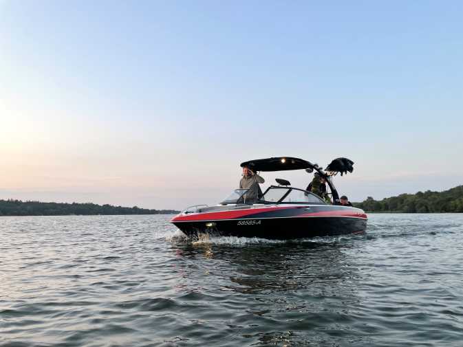 Malibu Wakesetter auf dem Rückweg von der Wasserskistrecke