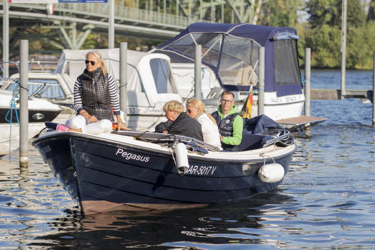 Ausflugskutter Charly beim Anleger mit 4 Passagieren an Bord