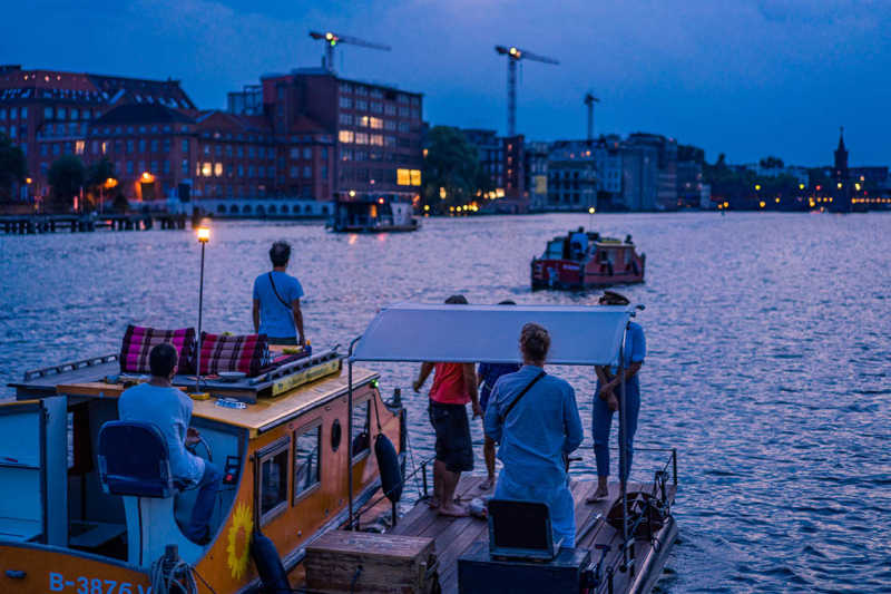 Hausboote in Berlin bei Nacht auf Bootstour