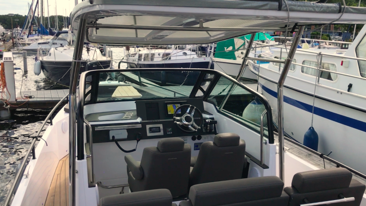 Cockpit mit Rennsitzen im schnellen Mietboot Axopar