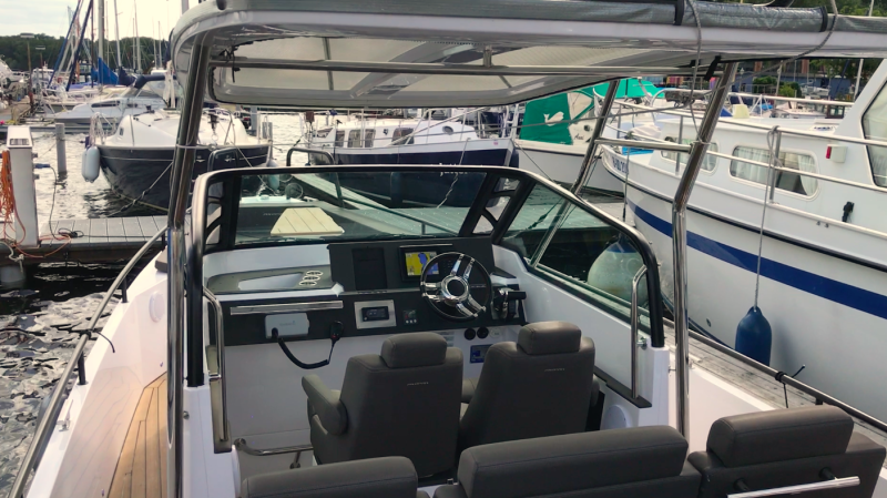 Cockpit with racing seats in the fast rental boat Axopar