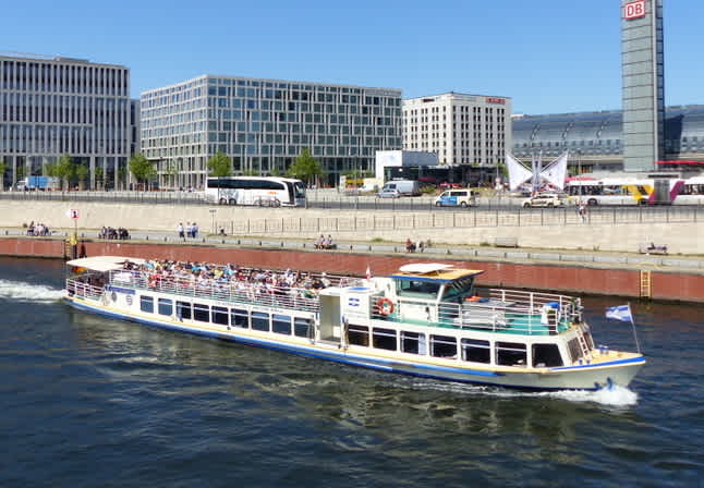 Partyschiff Bon Ami auf der Spree in Höhe des Berliner Hauptbahnhofes