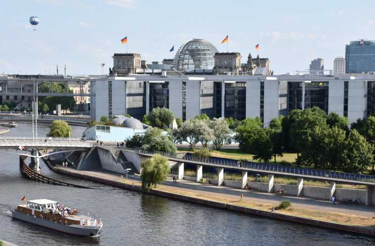 Tagungstour auf der John Franklin entlang des Regierungsviertels und der Reichstagskuppel