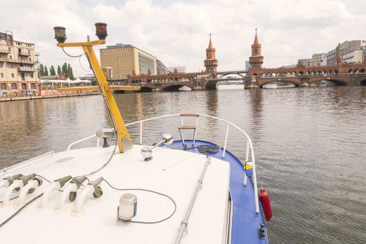 Die Miss Choy auf dem Weg zur Oberbaumbrücke