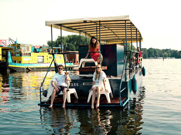 Partyboot Hopper von Berlin Bootsverleih mit Gästen auf der Spree