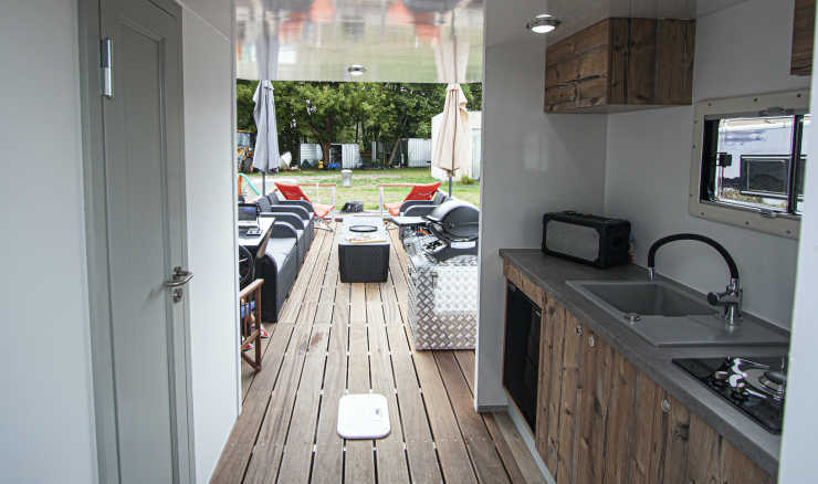 Deck mit Küche, WC und Lounge auf dem Funmobil in Hennigsdorf