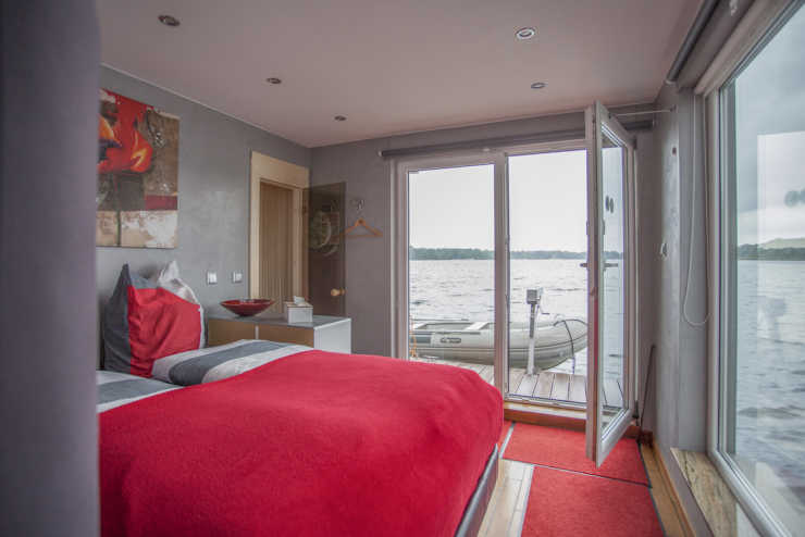 Schlafzimmer mit Terrasse auf dem Hausboot Jaxs