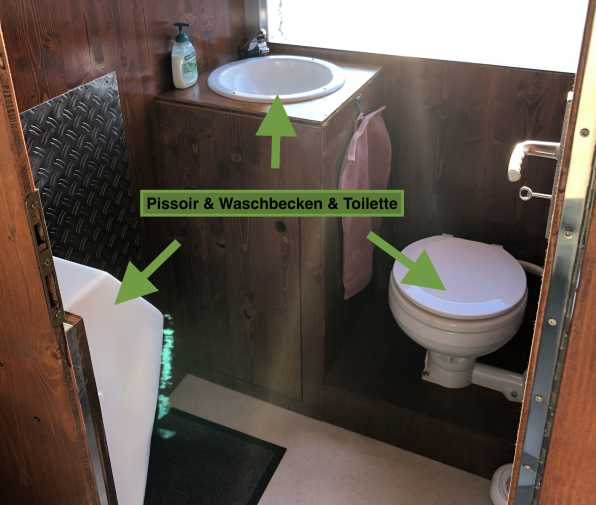 Toilette, Waschbecken und Pissoir auf dem Floß Beluga