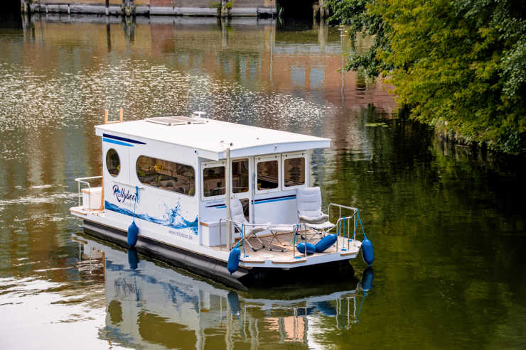 Hausboot Dori im Sommer auf Berlins Wasserstraßen