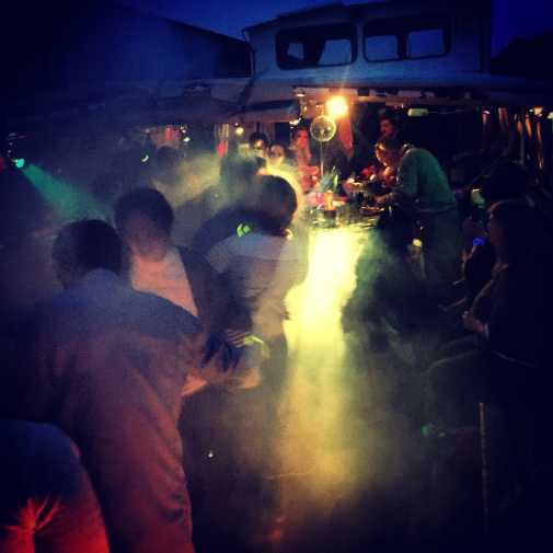 Partynacht mit tanzenden Gästen, Nebelmaschine und Lichteffekten auf der Barkasse Jimmy in Berlin