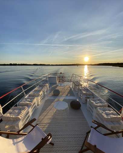 Sonnendeck mit gemütlichen Loungemöbeln bei Sonnenuntergang