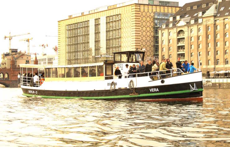 Boot Vera auf einer Fahrt vor der Oberbaumbrücke in Friedrichshain