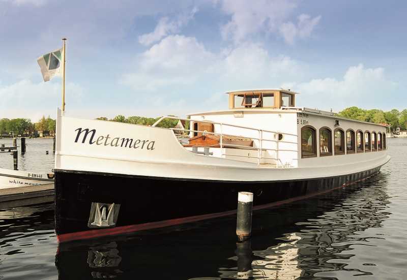 Das elegante Schiff Metamera am Anleger