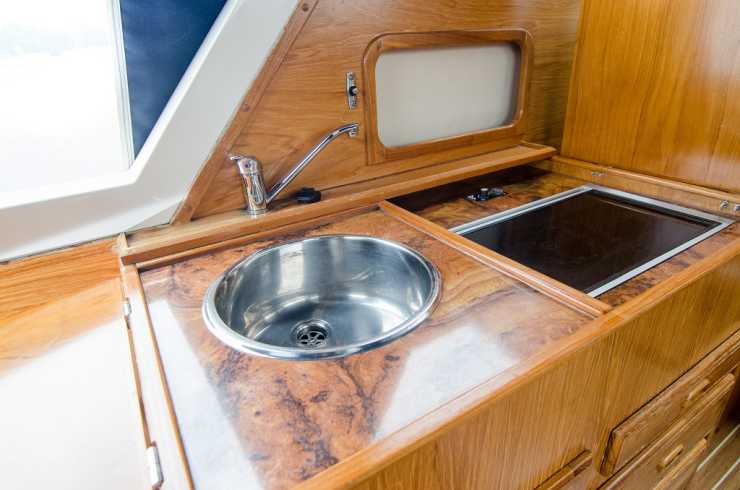 Küchenzeile in Wurzelholzoptik auf dem Hausboot Moin