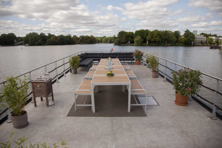 The sun deck of the Loungefloß I