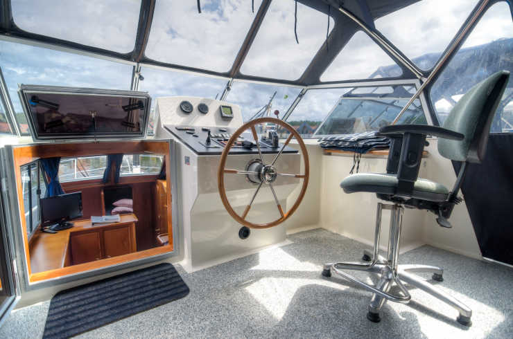 Modern helm and captain's seat of the houseboat Carlotta 