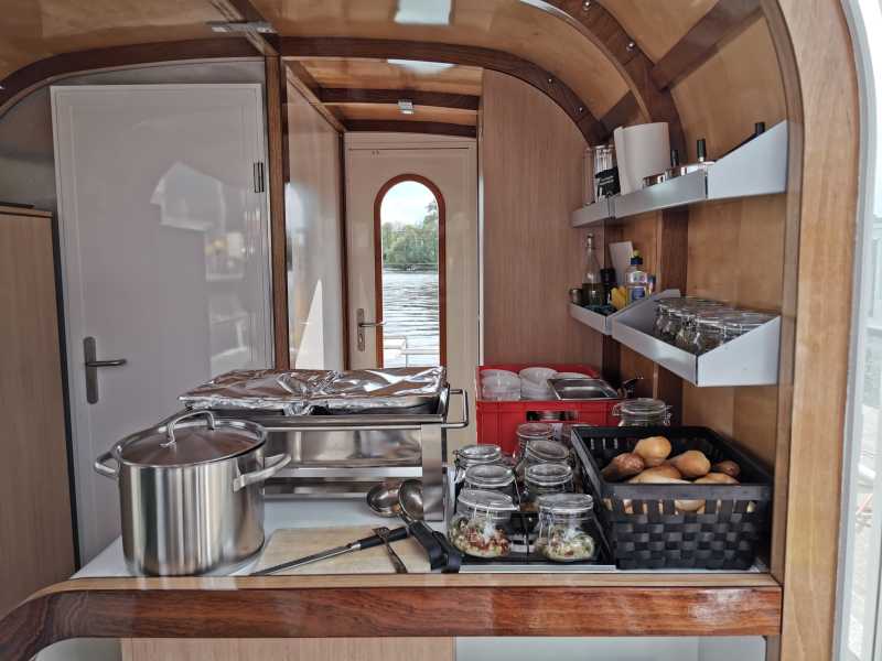 Küche auf dem Partyboot Ian Fraser von Berlin Bootsverleih