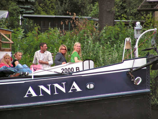 Glückliche Passagiere auf der Bug der Anna