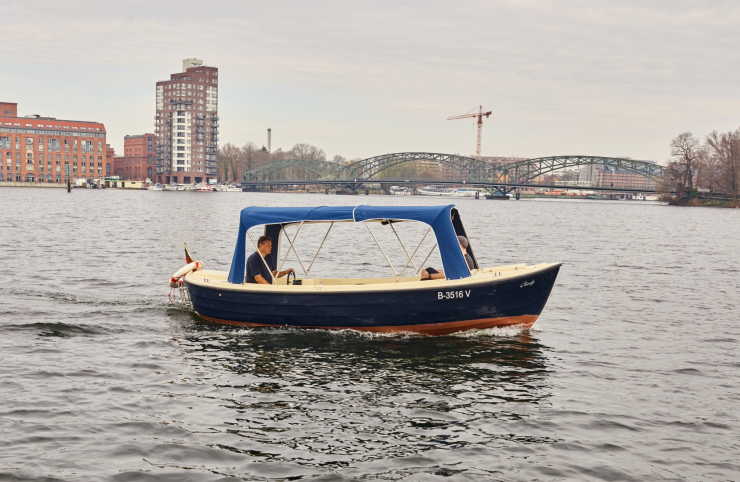 Motorboot Charly in Berlin Spandau