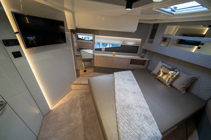 Eines von drei Schlafzimmern auf dem Hausboot Seamaster 45