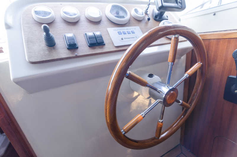 Steering position with wooden steering wheel on the Theresa houseboat