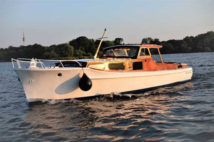 Experience unforgettable boat tours on the motor yacht Pilar on the Havel