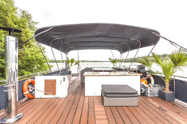 Party boat Jaxs with a rain roof on the upper deck