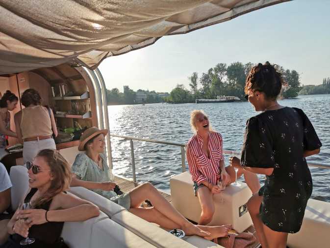 Bootstour bei Sonnenschein mit Gästen auf der Ian Fraser vor der Rummelsburger Bucht