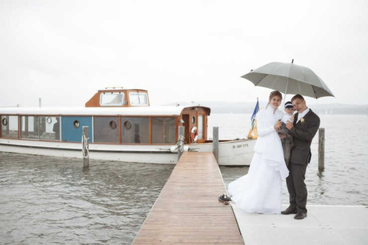 Wedding couple on the jetty in front of the MS Marple in Berlin