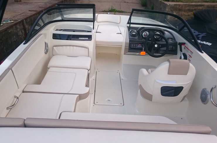 Steering position of the Bowrider boat