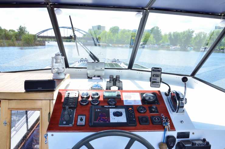 Steering position on the Maxima houseboat