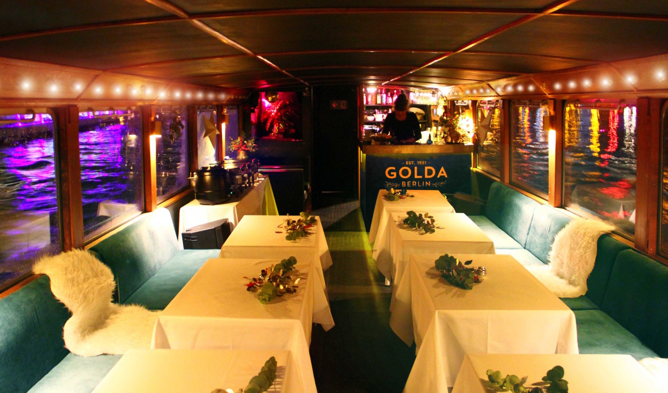 Salon of the party ship Golda in winter with cozy blankets and tables