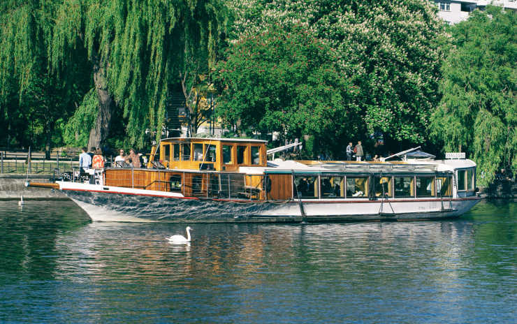 Ship Philippa on a boat tour through the Landwehr Canal in Kreuzberg