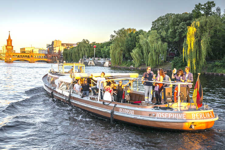 Partyschiff Josephine auf einer Bootstour durch Berlin  