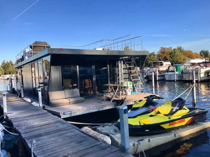 The houseboat in the Rummelsburg Bay