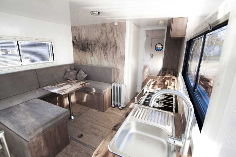 Wohnküche auf dem Hausboot Flexmobil in Berlin