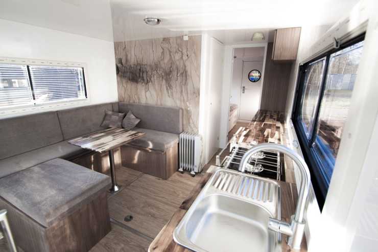 Eat-in kitchen on the Flexmobil houseboat in Berlin