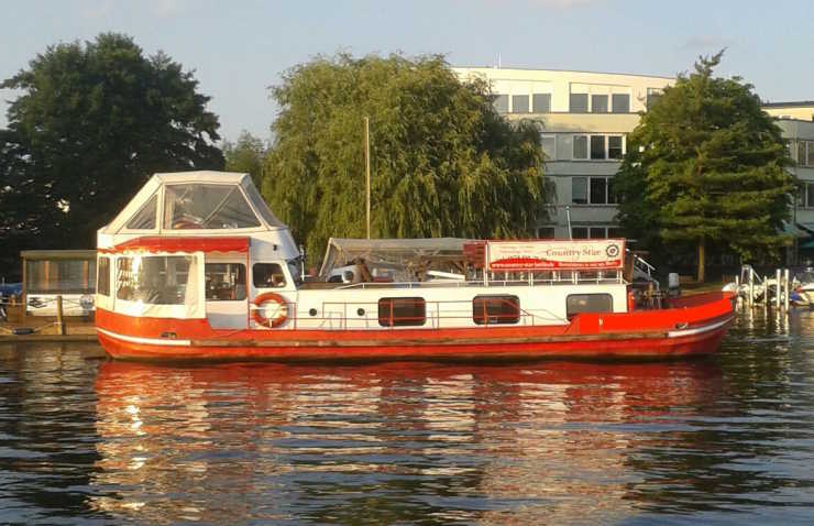 Rotes Partyschiff Countrystar in Treptow