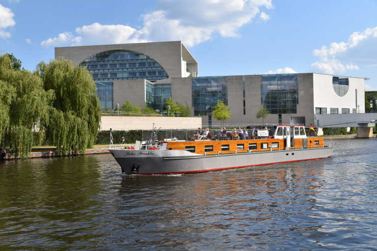 Bootstour durch das Berliner Regierungsviertel auf den Veranstaltungsschiff John Franklin