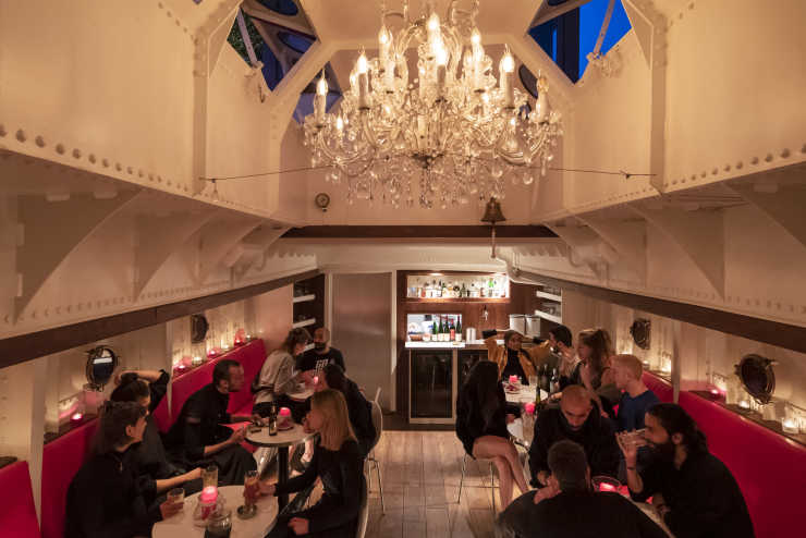 Großer Salon mit Kronleuchter und Bar auf dem Salonschiff Johanna