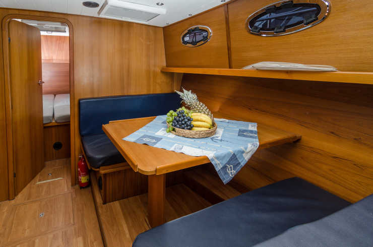 Cozy seating area in the cabin of the houseboat Theresa