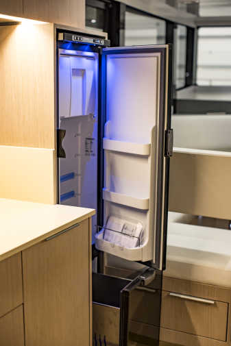 Einer der drei Kühlschränke auf der Yacht