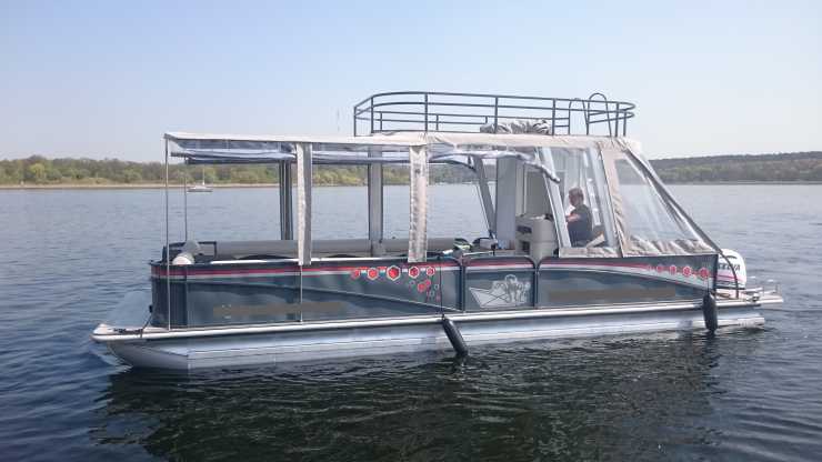 Überdachtes Floß Barracuda auf einer Bootstour über die Havel