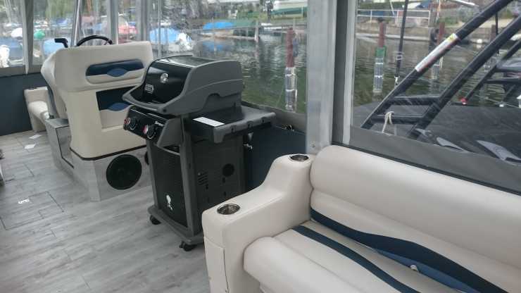 Partyboot Barracuda mit Weber Gasgrill an Bord