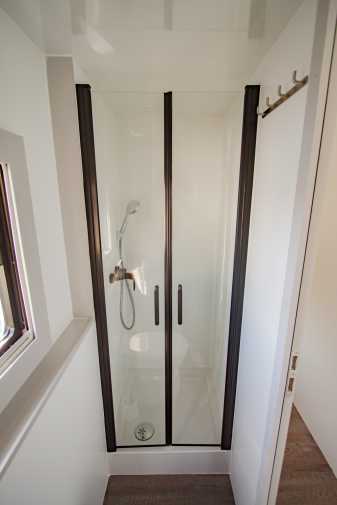 Der Duschbereich auf dem Hausboot Flexmobil 8.0
