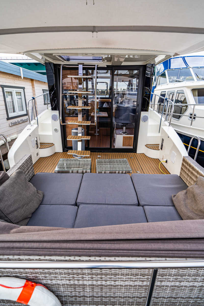 Loungebereich auf dem Hausboot Futura