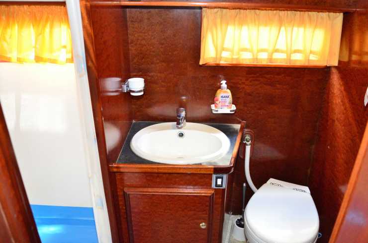 Sink and toilet on the Maxima houseboat in Potsdam