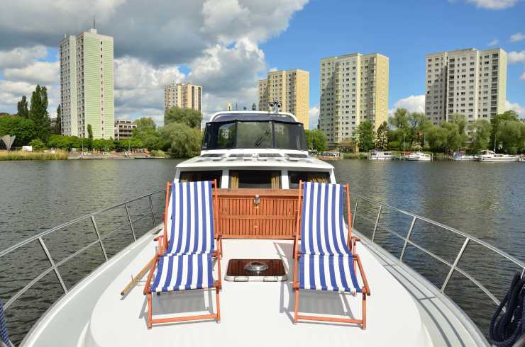 Foredeck with sun chairs