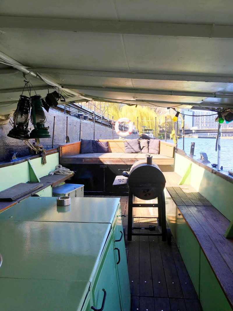Leerer Salon mit Bänken und Grill auf dem Partyboot Jimmy